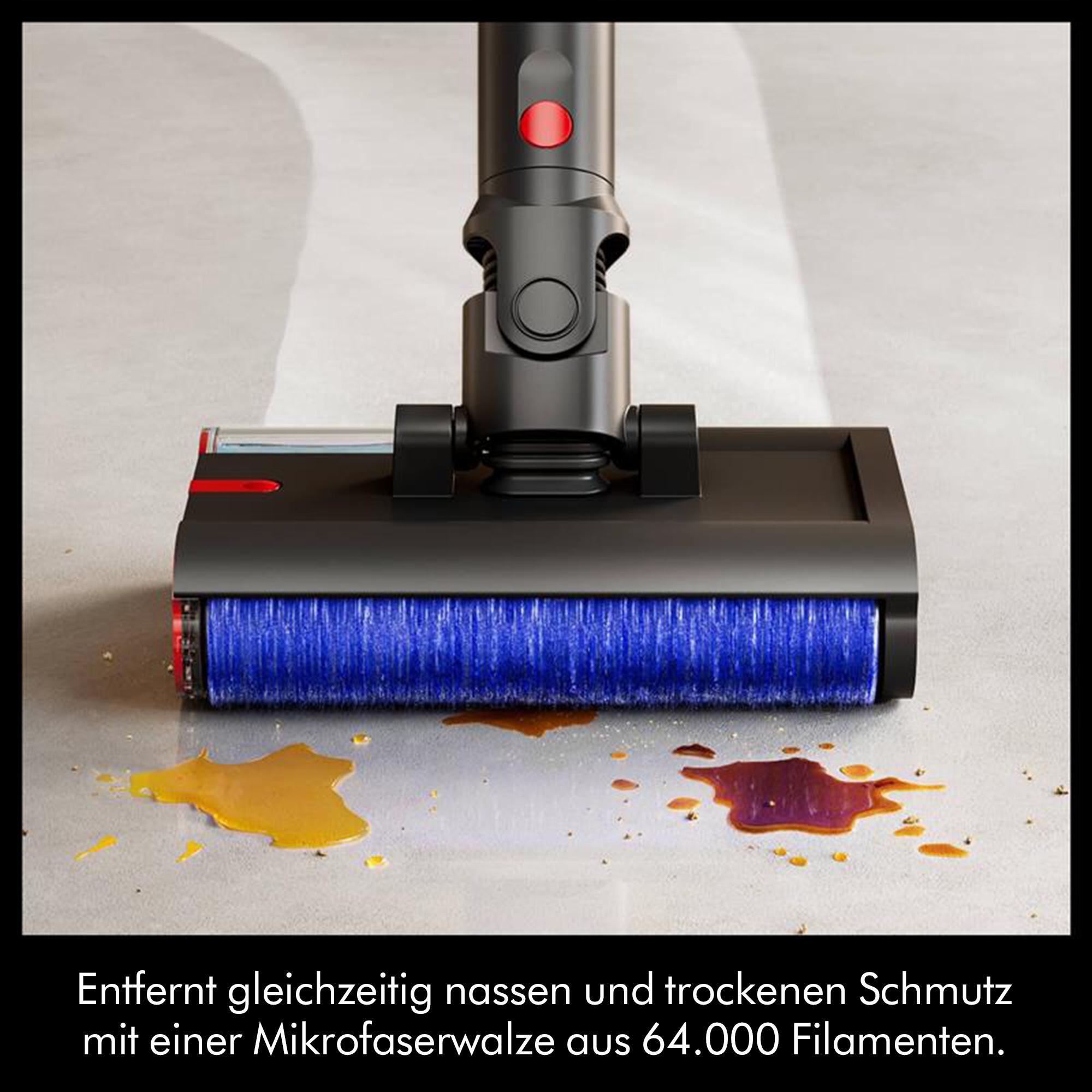 Ein Staubsaugerkopf mit blauer Bürste reinigt verschüttete Flüssigkeiten auf einem grauen Boden.