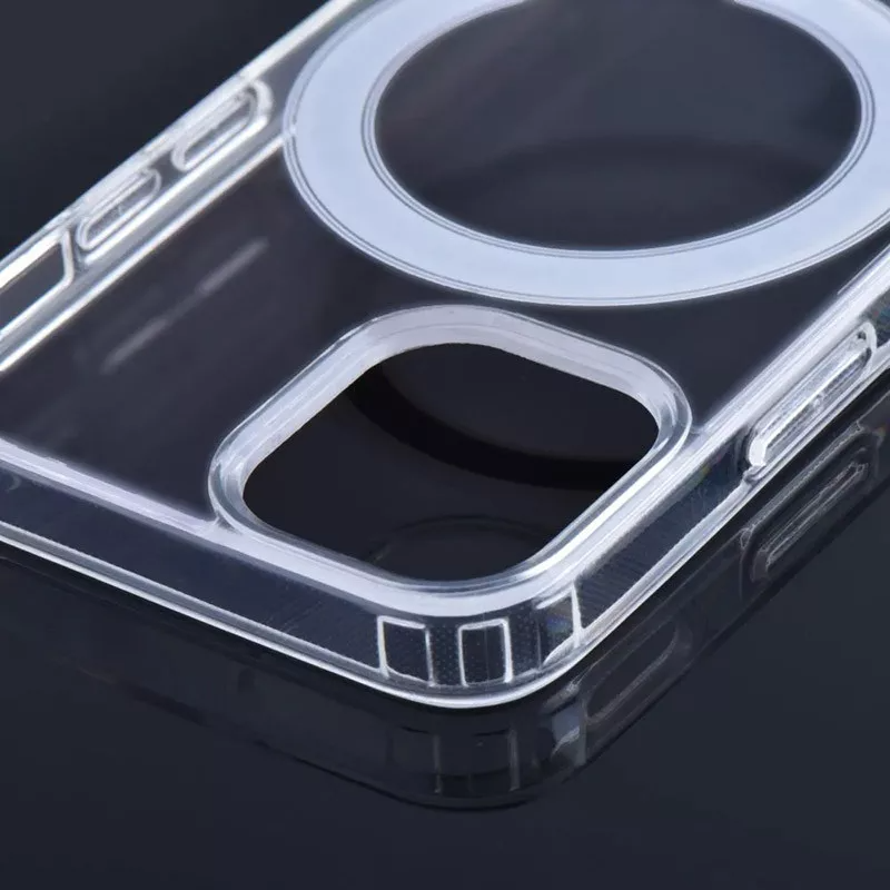 Átlátszó telefontok precíz kivágásokkal és MagSafe gyűrűvel.