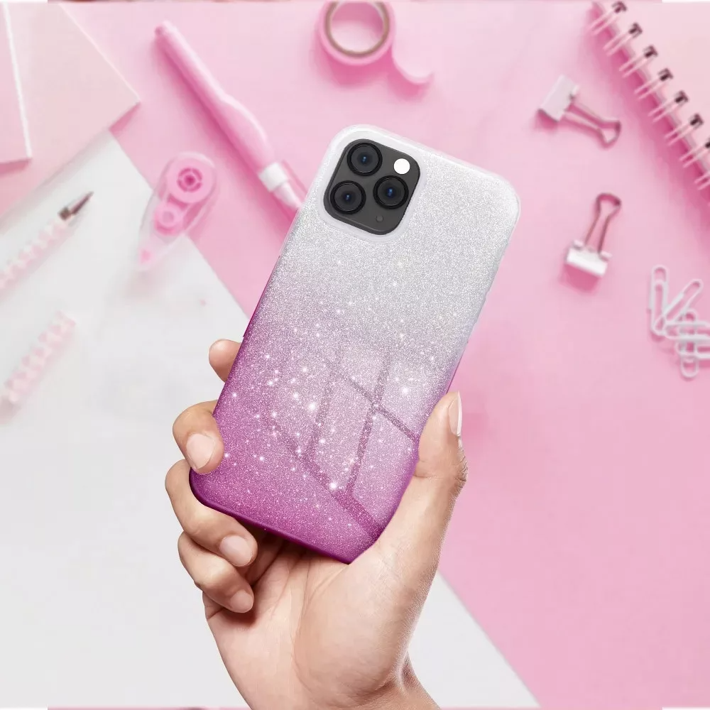 Egy kéz csillogó pink-fehér telefontokot fog három kamerával.