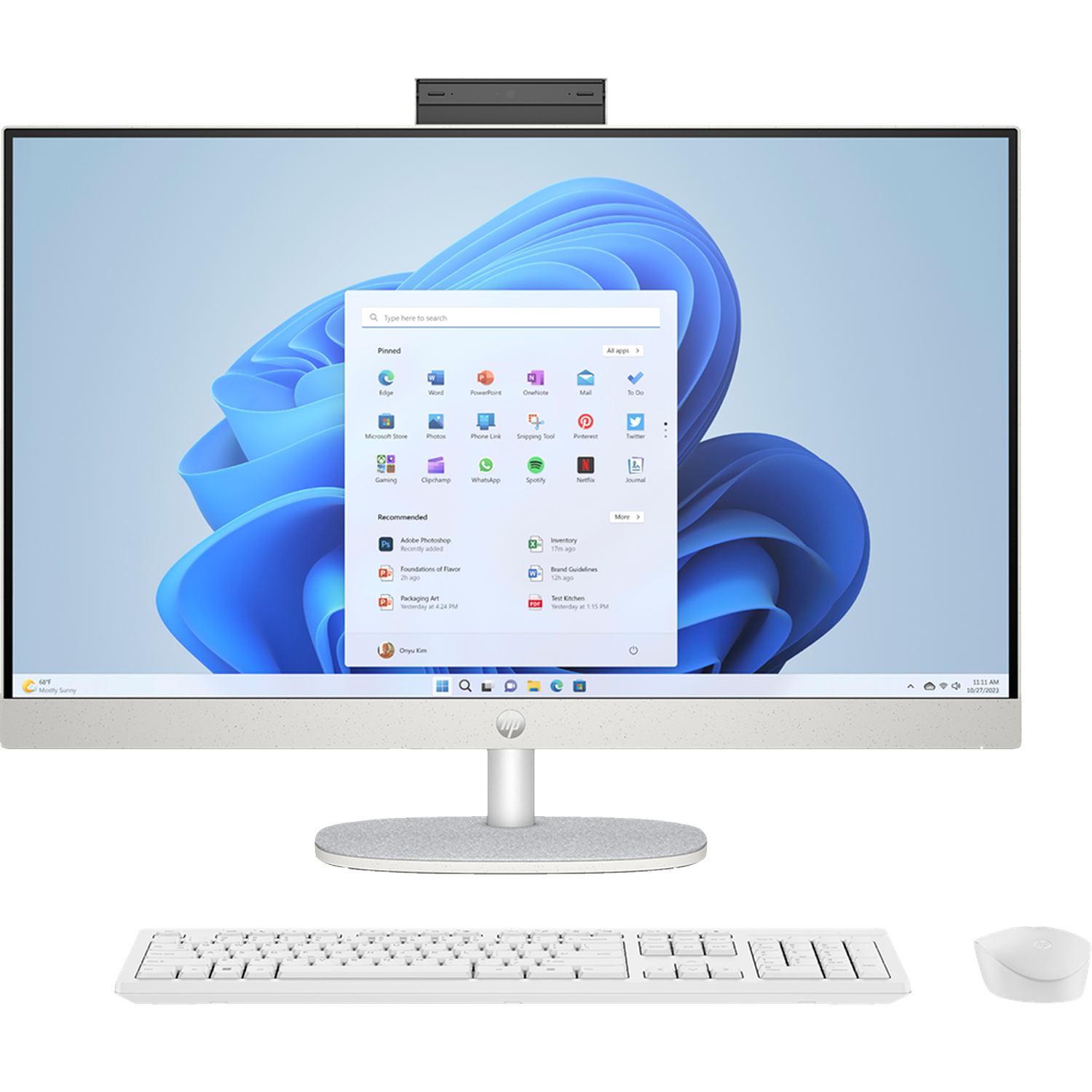 Een all-in-one computer met startmenu, toetsenbord en muis op een bureau.