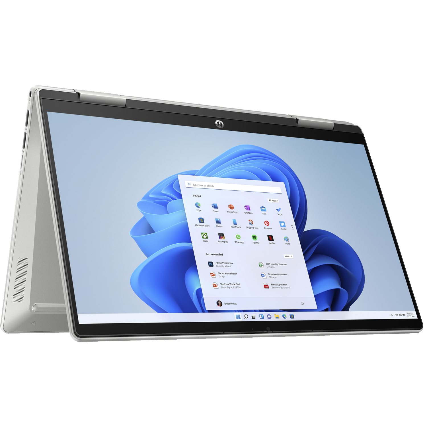 Een zilveren HP laptop is open. Het scherm toont Windows 11 met vastgezette apps.