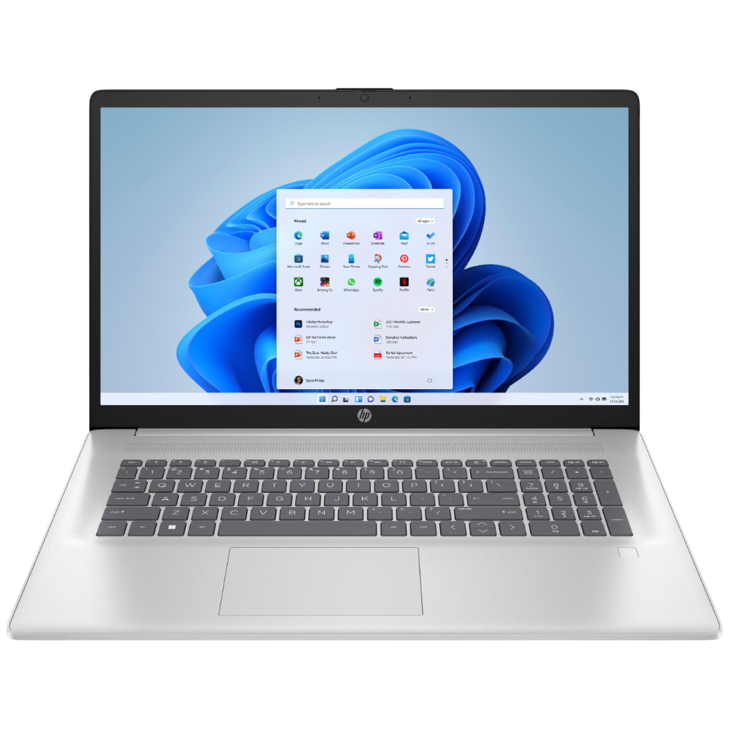 Un ordinateur portable argenté affichant Windows 11 avec son menu Démarrer ouvert.