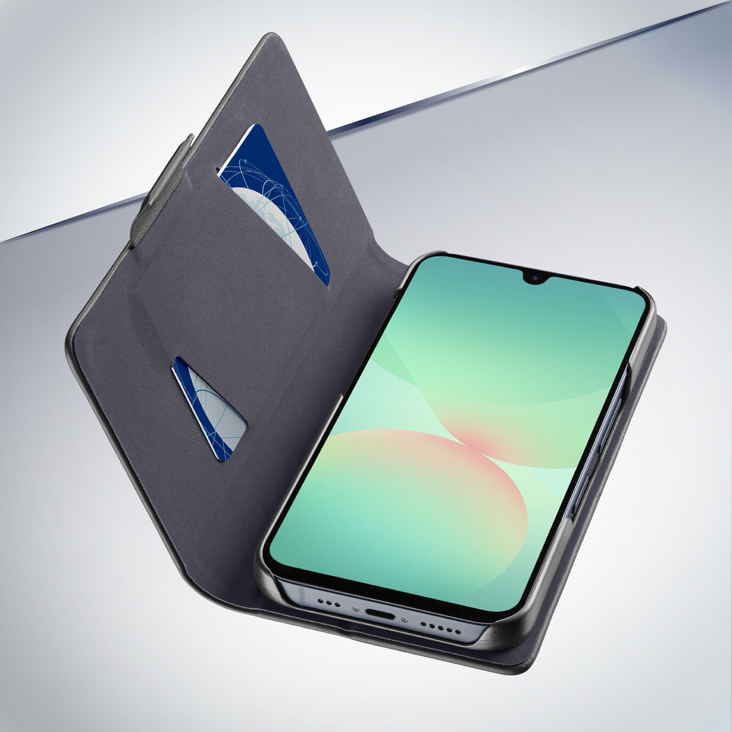 Uno smartphone in una custodia grigia con slot per carte su sfondo chiaro.