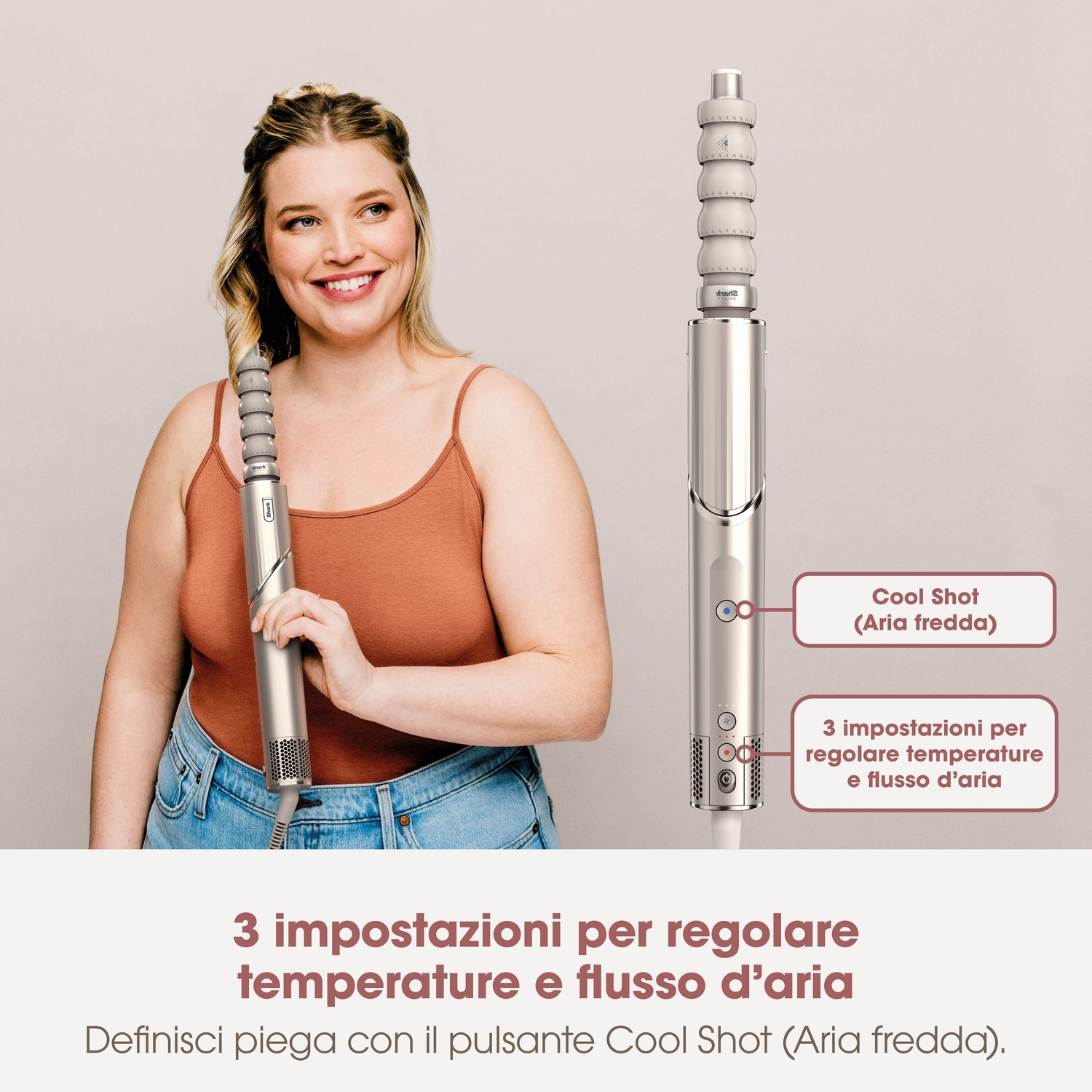 Una donna tiene un arricciacapelli argentato. Si vedono controlli ed etichette.