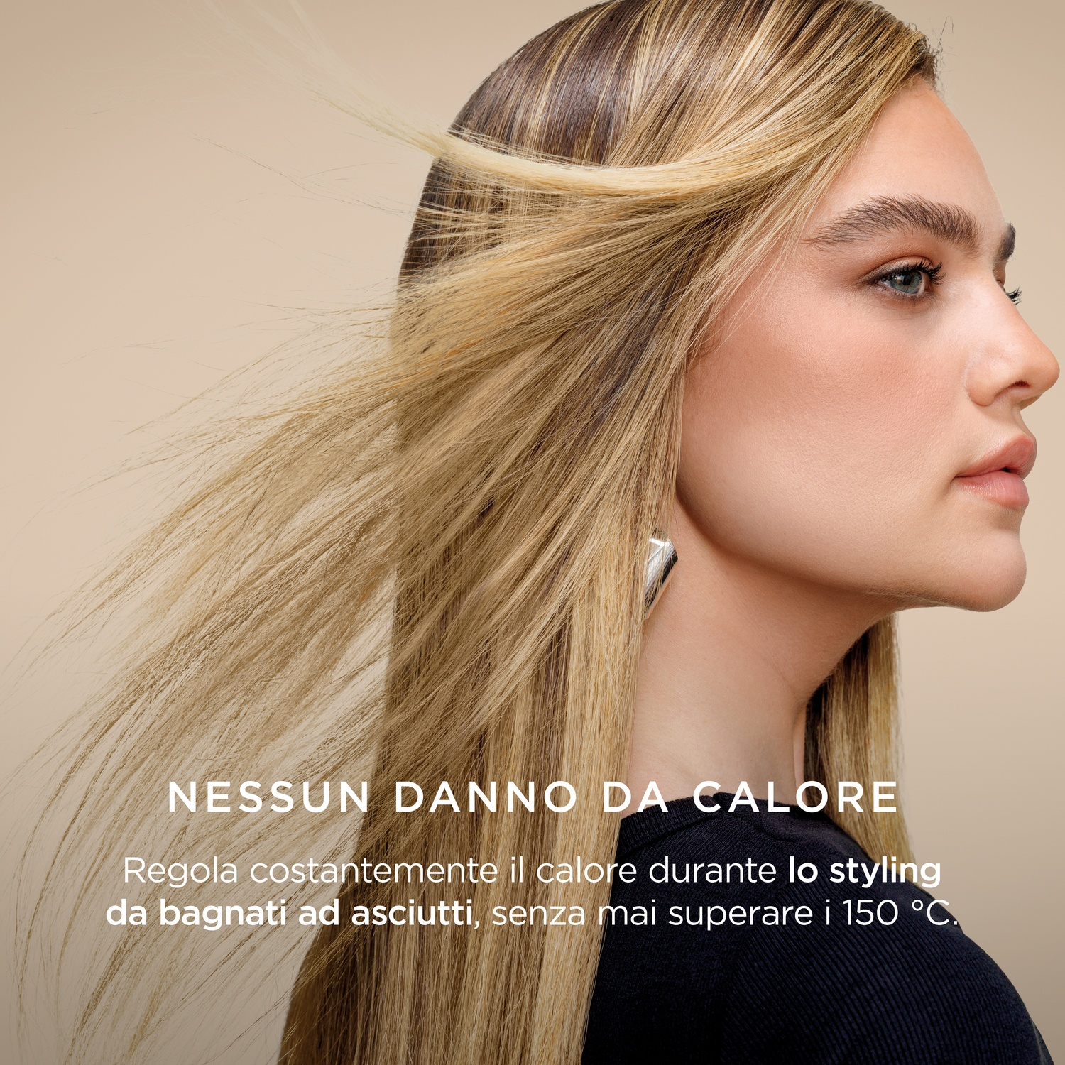 Profilo di donna con lunghi capelli biondi mossi dal vento.