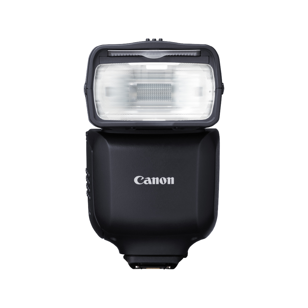 Işık yansıtıcılı ve konektörlü siyah Canon flaş.