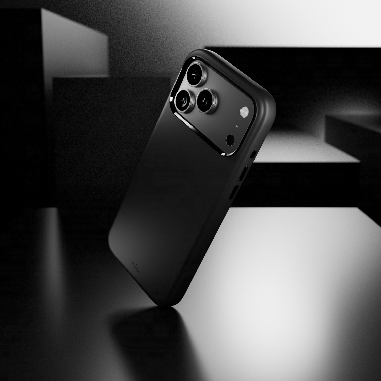 Een zwarte smartphone met drie camera's rust op een donker, glanzend oppervlak.