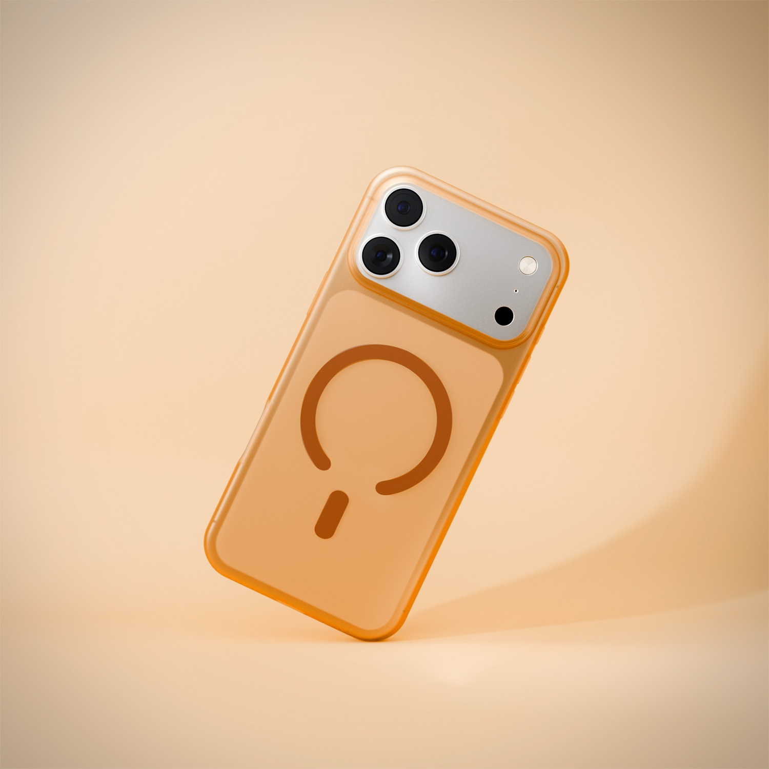Une coque d'iPhone orange translucide avec un cercle MagSafe sur fond crème.