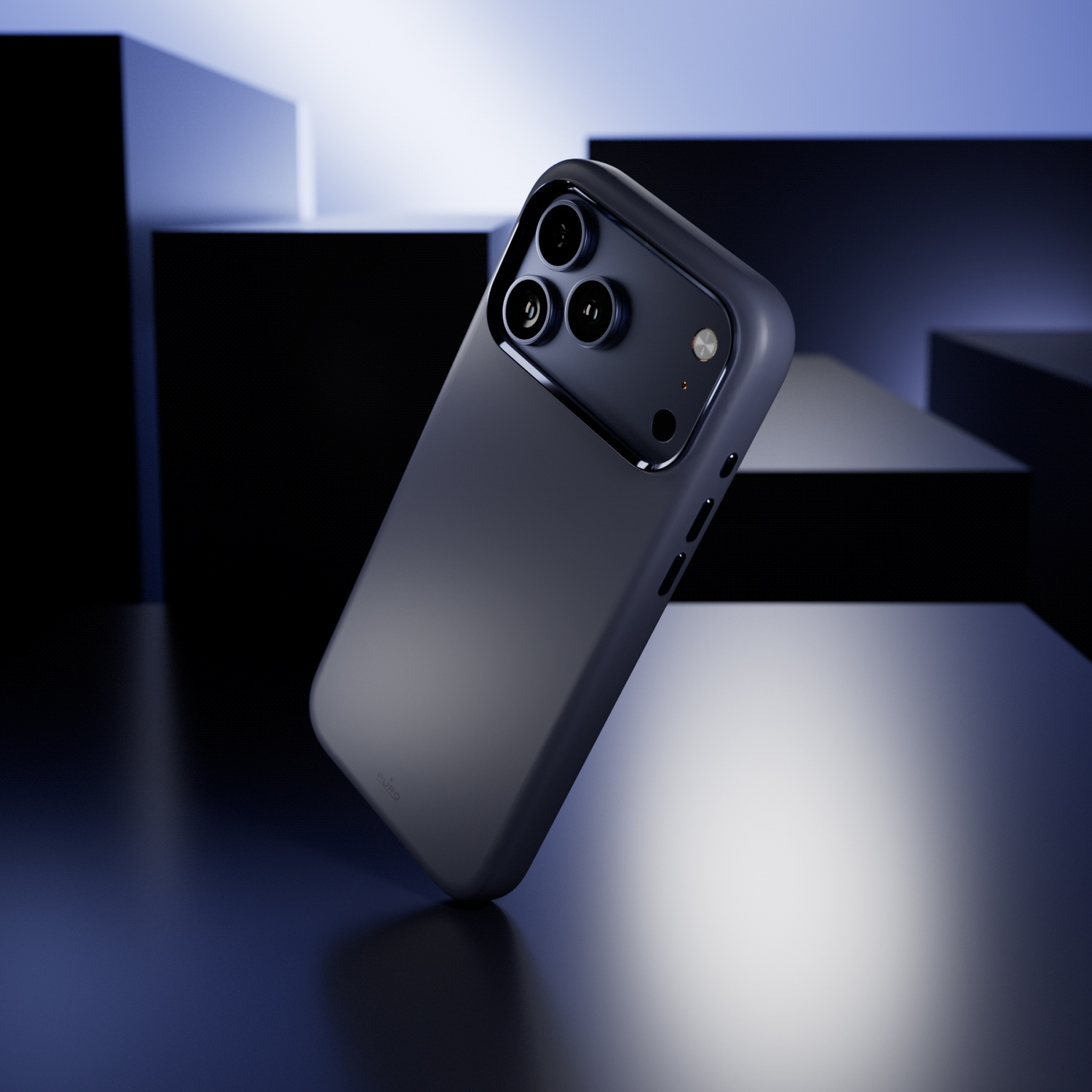 Téléphone gris foncé avec trois caméras sur une surface sombre et réfléchissante.