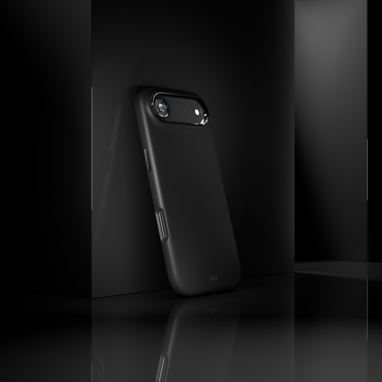 Téléphone portable noir avec module caméra sur fond sombre et réfléchissant.
