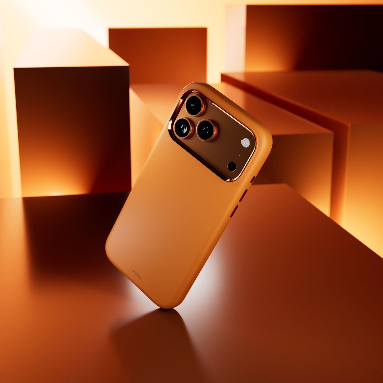 Une coque de téléphone orange avec trois objectifs d'appareil photo repose sur une plateforme orange.