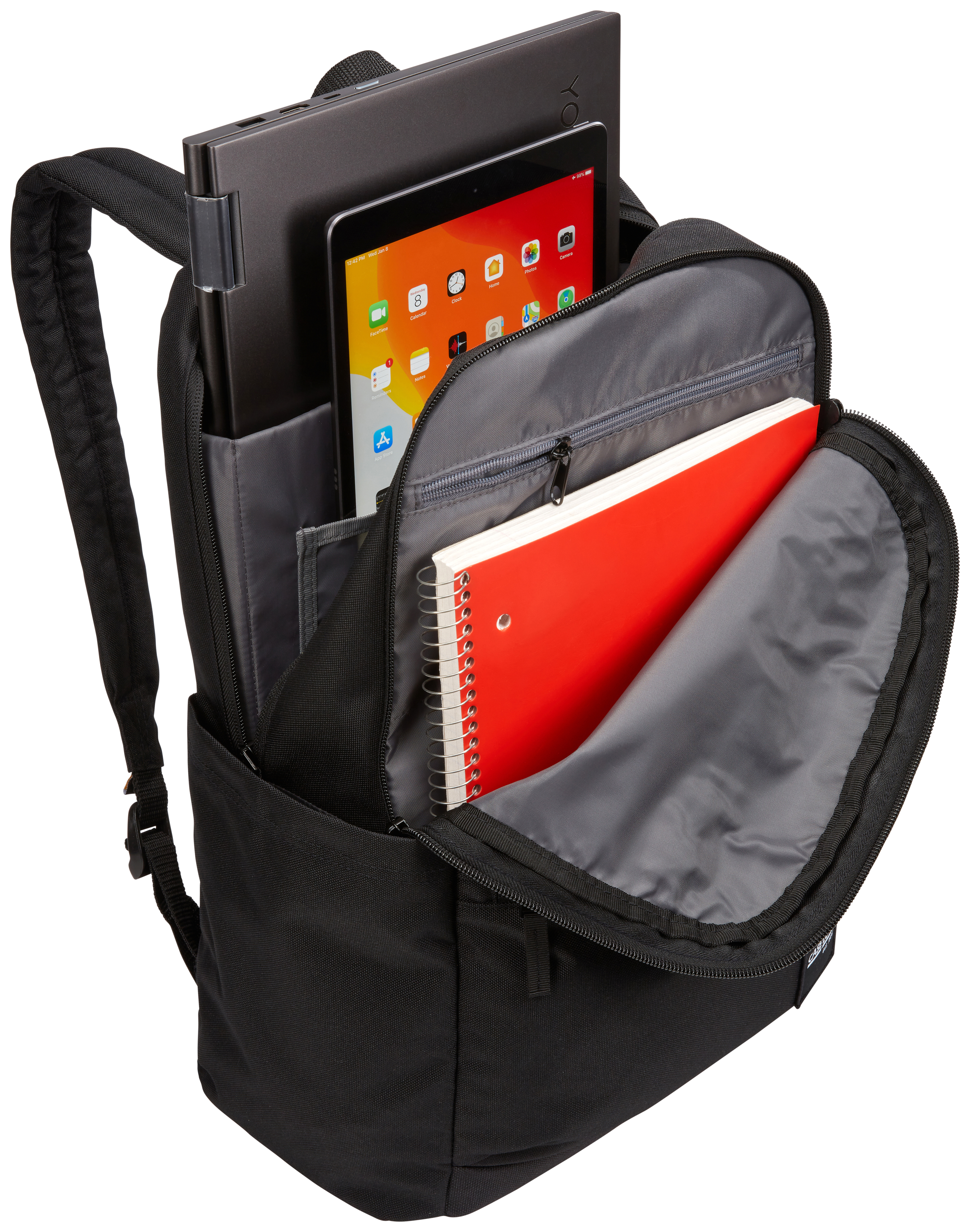 Laptop, tablet ve kırmızı defter bulunan siyah sırt çantası.