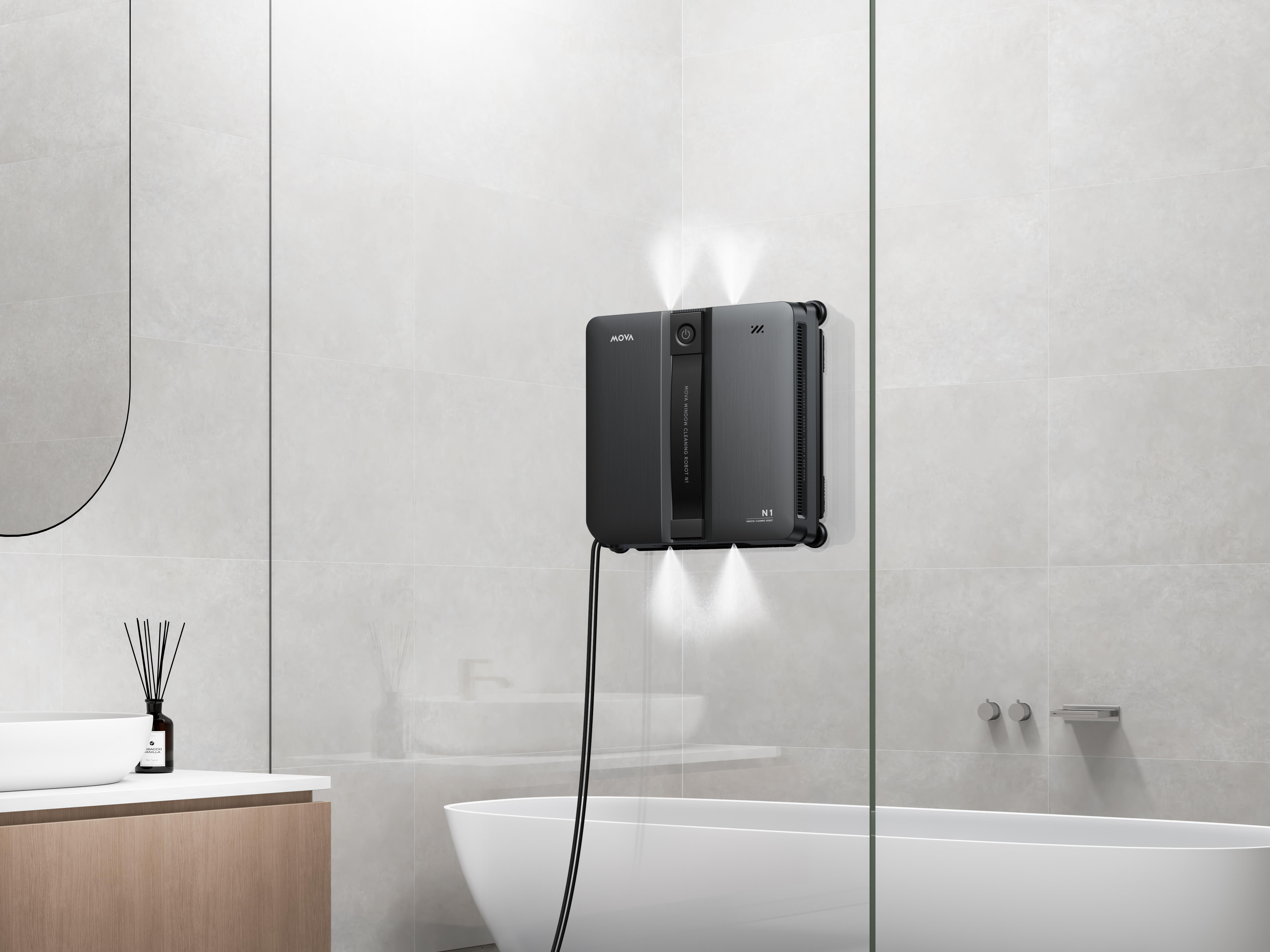 Ein schwarzer Fensterreinigungsroboter haftet an einer gefliesten Wand neben einer Badewanne.