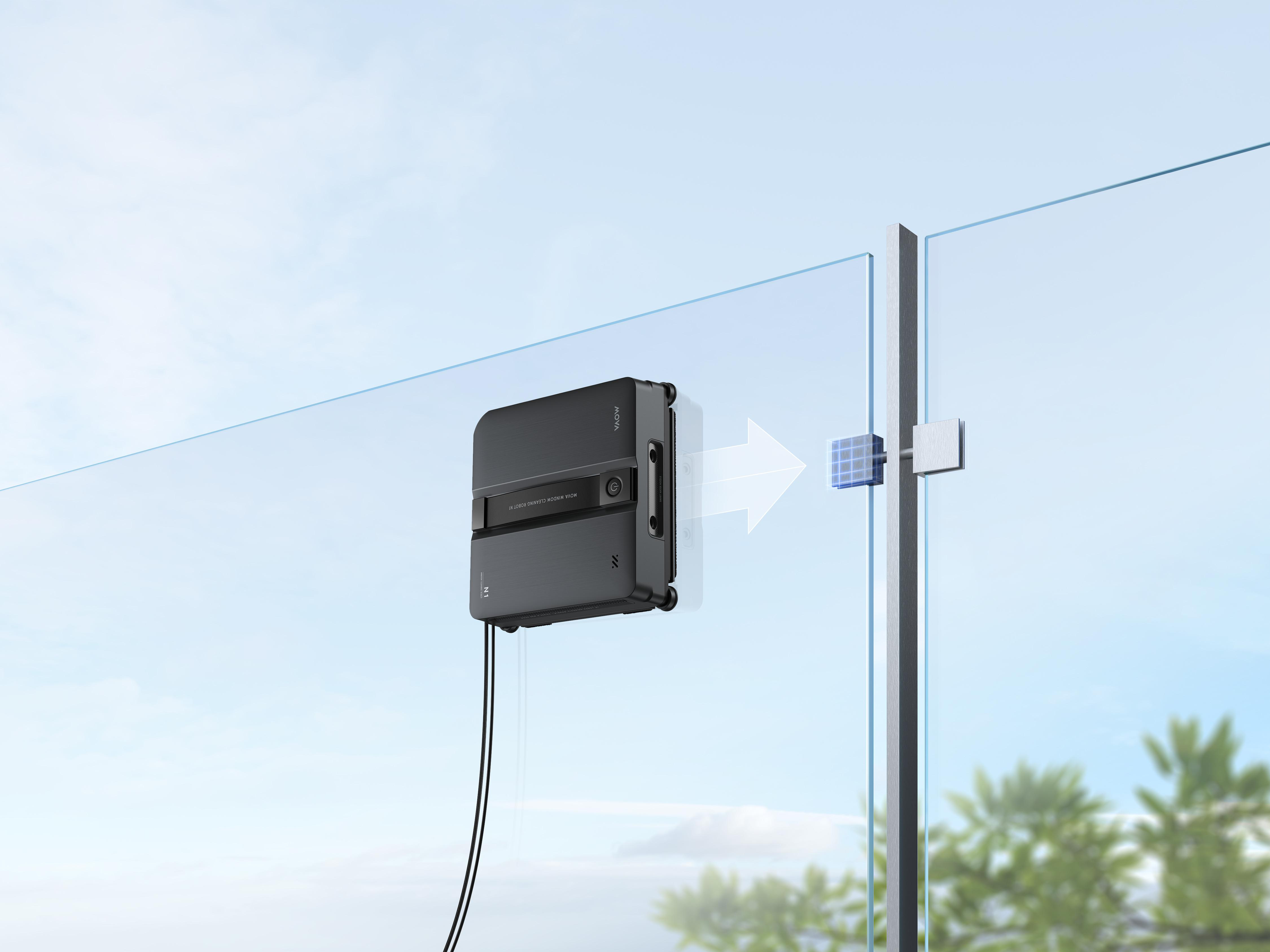 Ein schwarzer Fensterreinigungsroboter haftet an Glas mit einem Pfeil, der auf eine Zielmarkierung zeigt.
