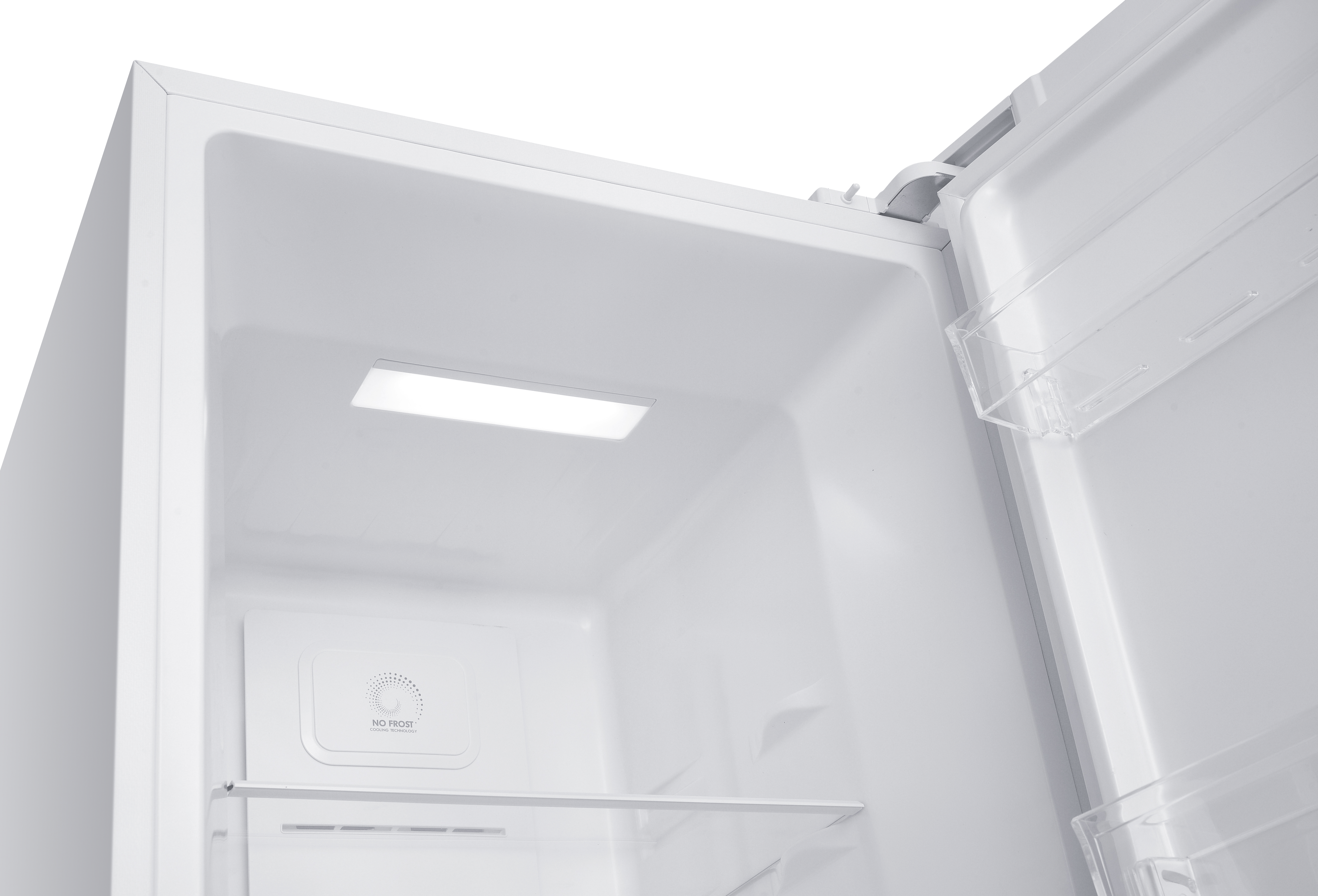 Innenraum eines weißen Kühlschranks mit Regal, Licht und No Frost-Aufdruck.