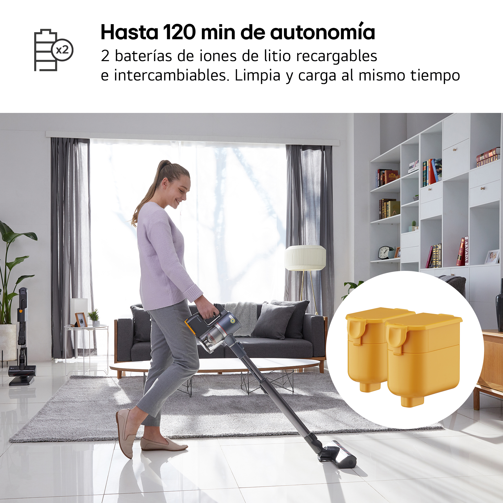 Una mujer aspira una habitación luminosa con una aspiradora inalámbrica; se muestran dos baterías.
