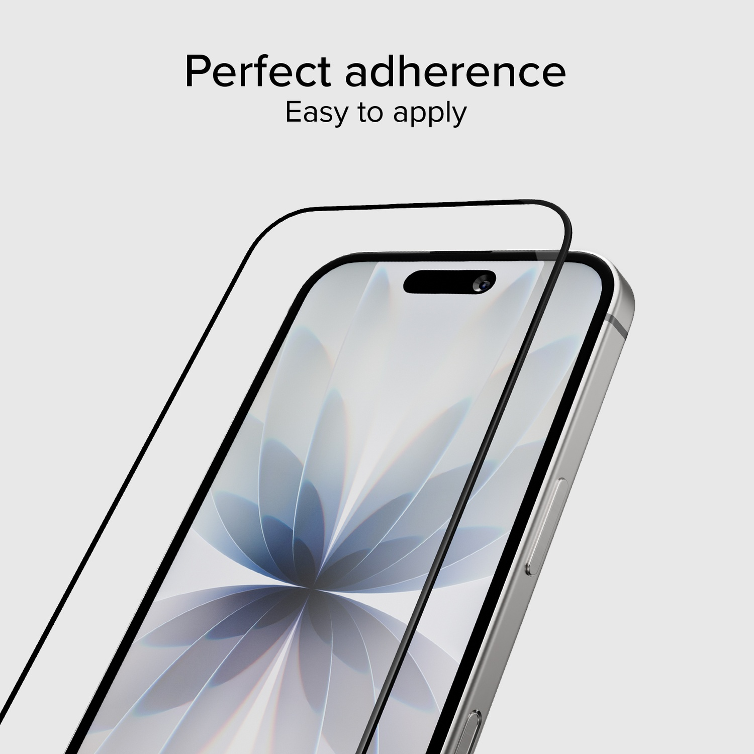 Un protecteur d'écran est appliqué sur un smartphone, montrant une adhérence parfaite.