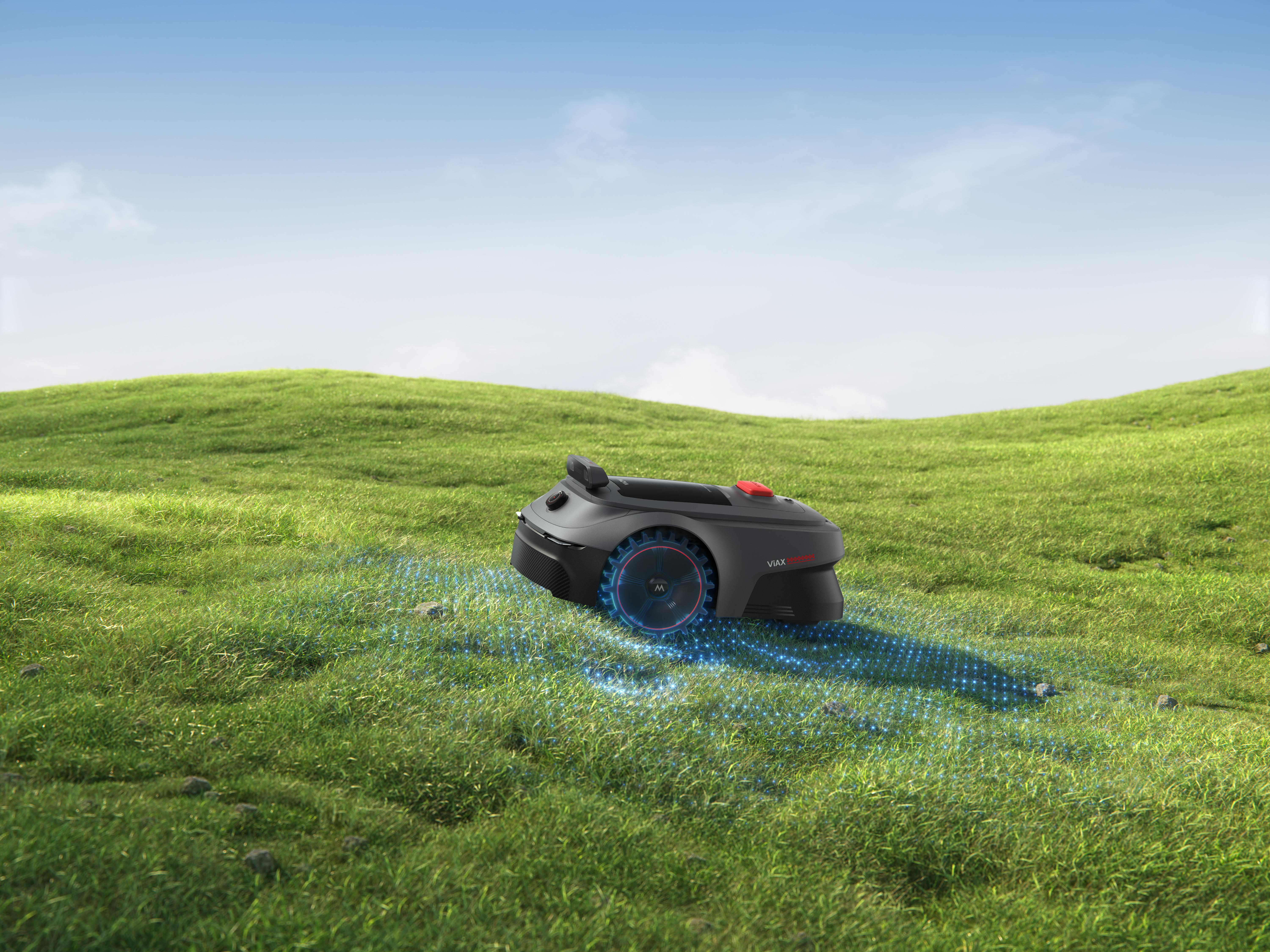 Ein schwarzer Mähroboter mit blauen Lichtern auf einem grünen Rasen unter blauem Himmel.
