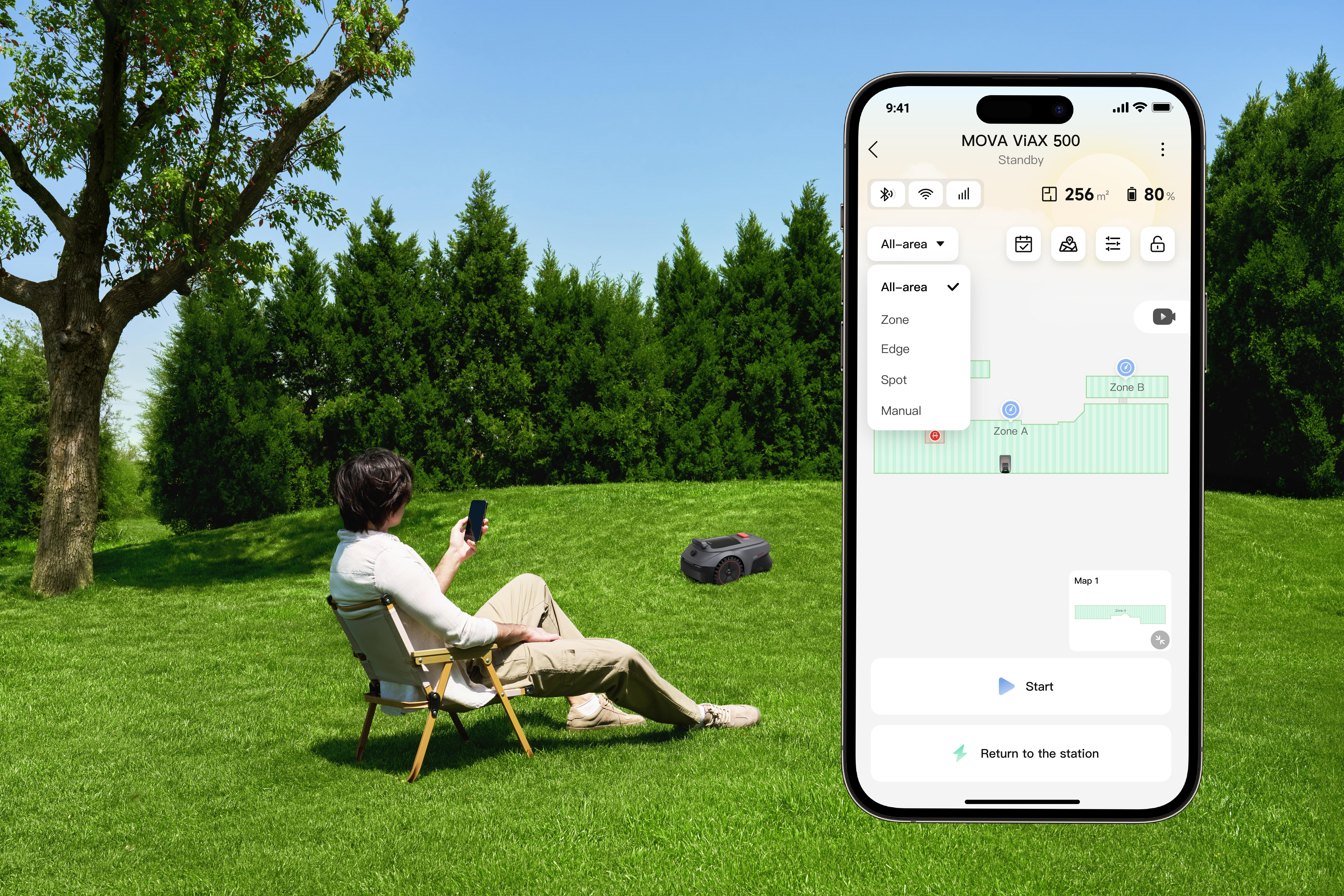 Mann sitzt im Garten und bedient Mähroboter-App auf dem Handy.