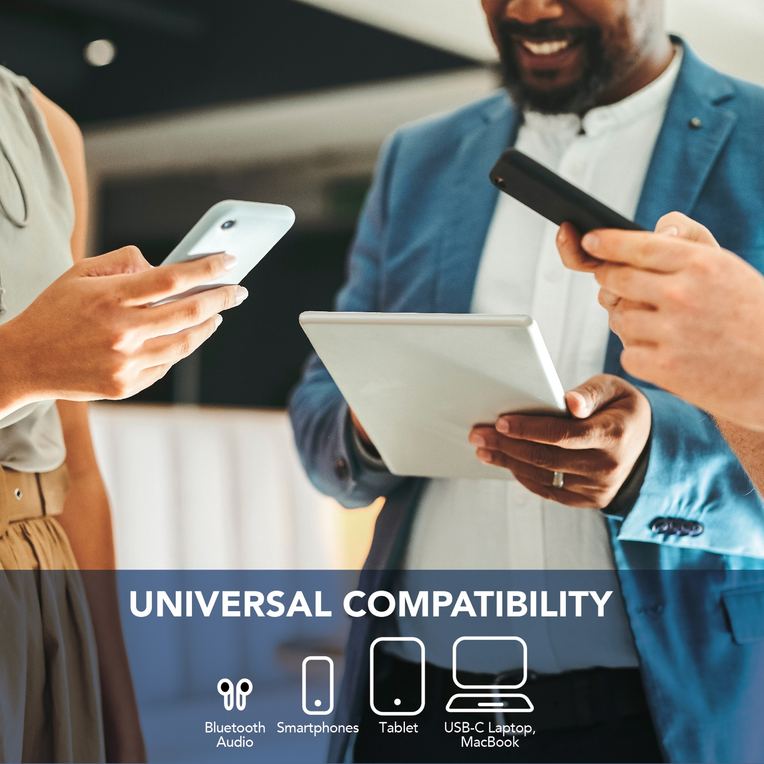 Persone che tengono smartphone, tablet e laptop. Testo: Compatibilità Universale.
