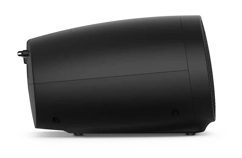 Czarny głośnik z otworami wentylacyjnymi i podłączeniem kabla.