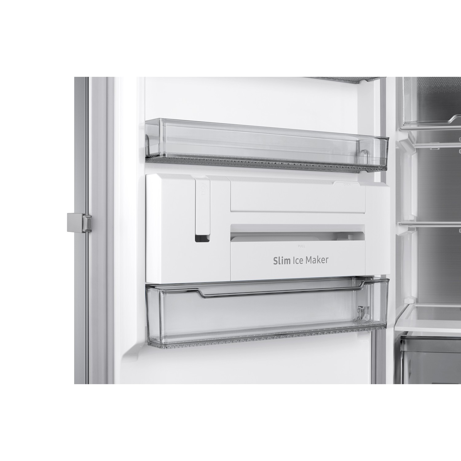 Un vano per ice maker sottile con cassetto trasparente in un frigorifero.