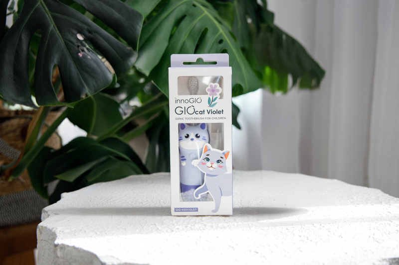 Fioletowa szczoteczka soniczna dla dzieci w opakowaniu z motywem kota.