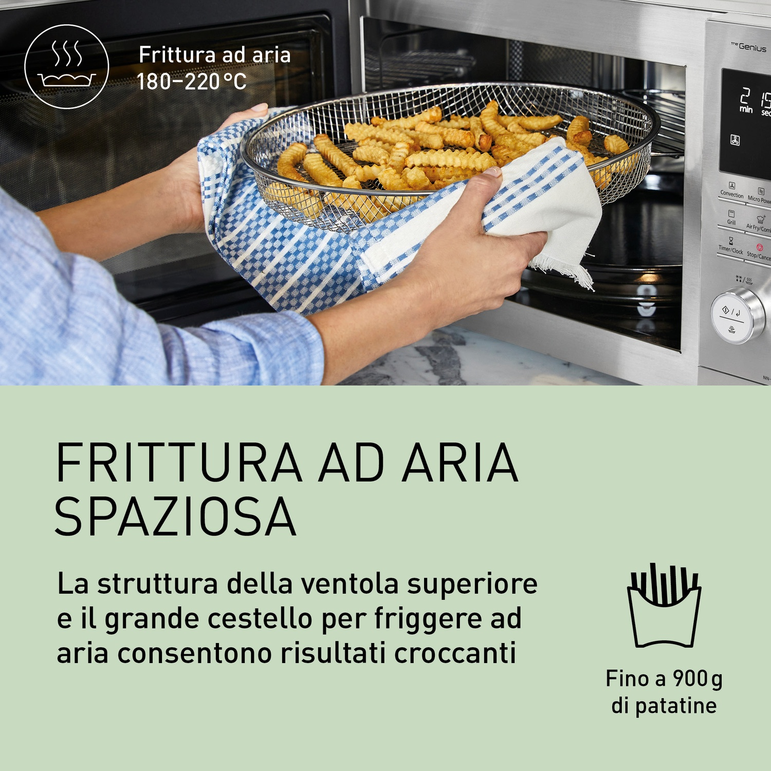 Un cestello di patatine fritte dorate viene rimosso da un forno friggitrice ad aria.