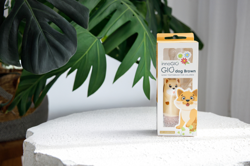 Opakowanie szczoteczki do zębów dla psa z dwoma ilustracjami psów i roślinami.