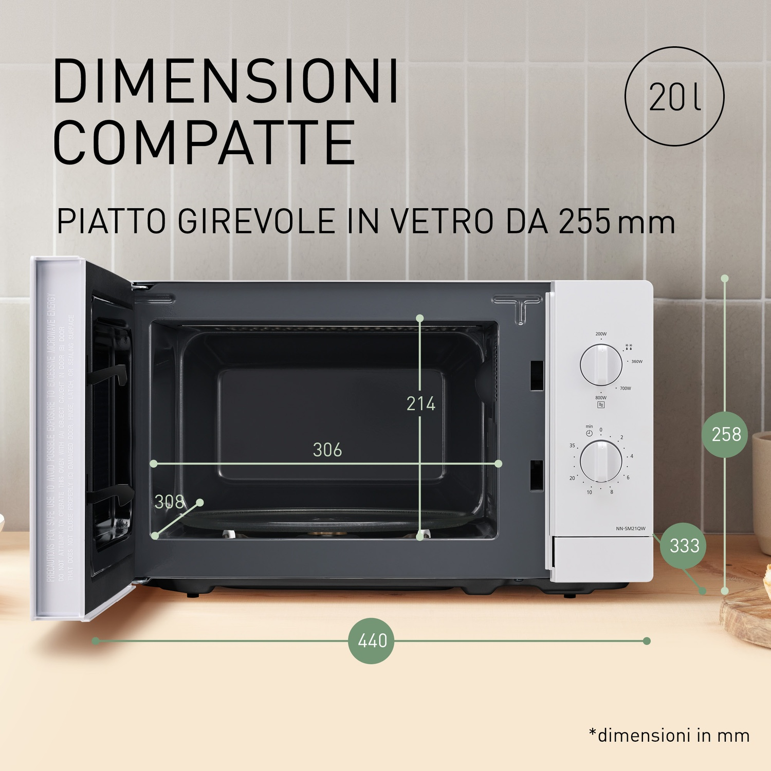 Un microonde bianco con la porta aperta, che mostra le dimensioni.