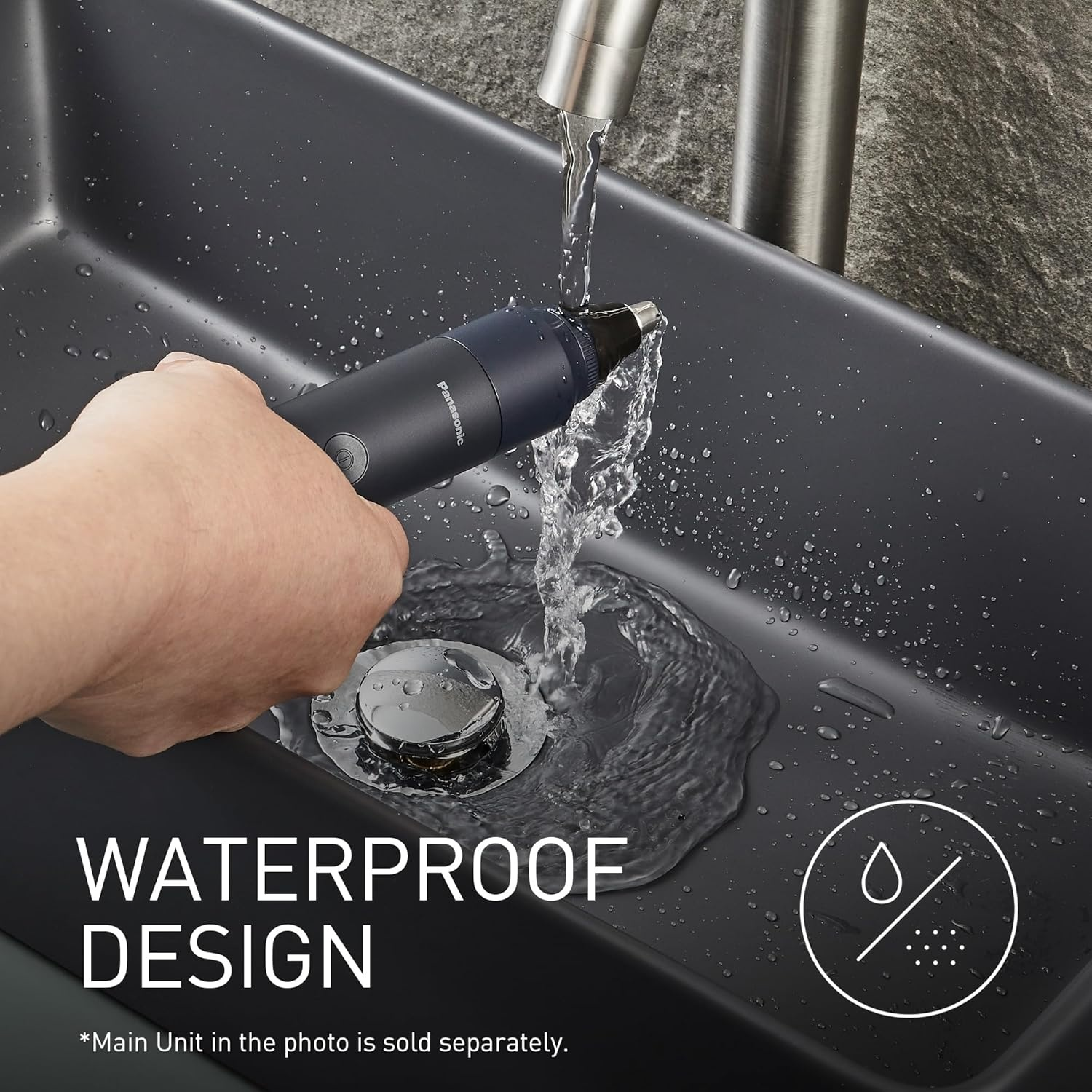 Un rifinitore per naso Panasonic viene sciacquato sotto acqua corrente in un lavandino.