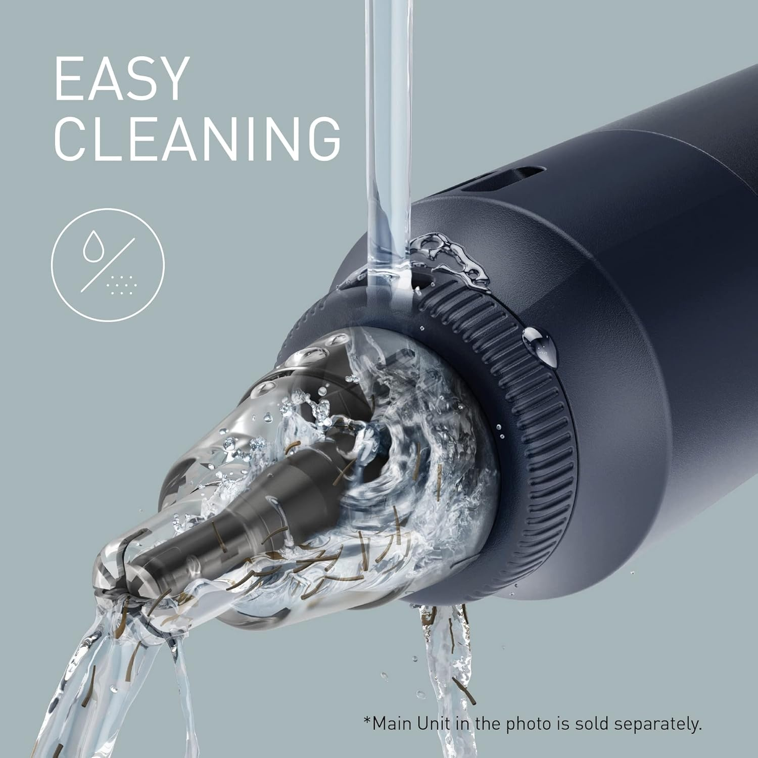 L'acqua scorre attraverso un dispositivo trasparente con alloggiamento scuro.