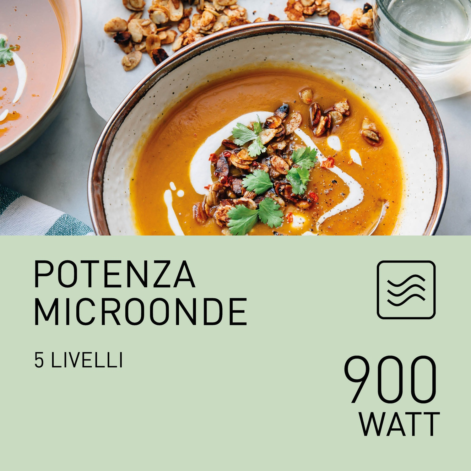 Due ciotole di zuppa, una guarnita con coriandolo e noci. Dati: 900 watt.