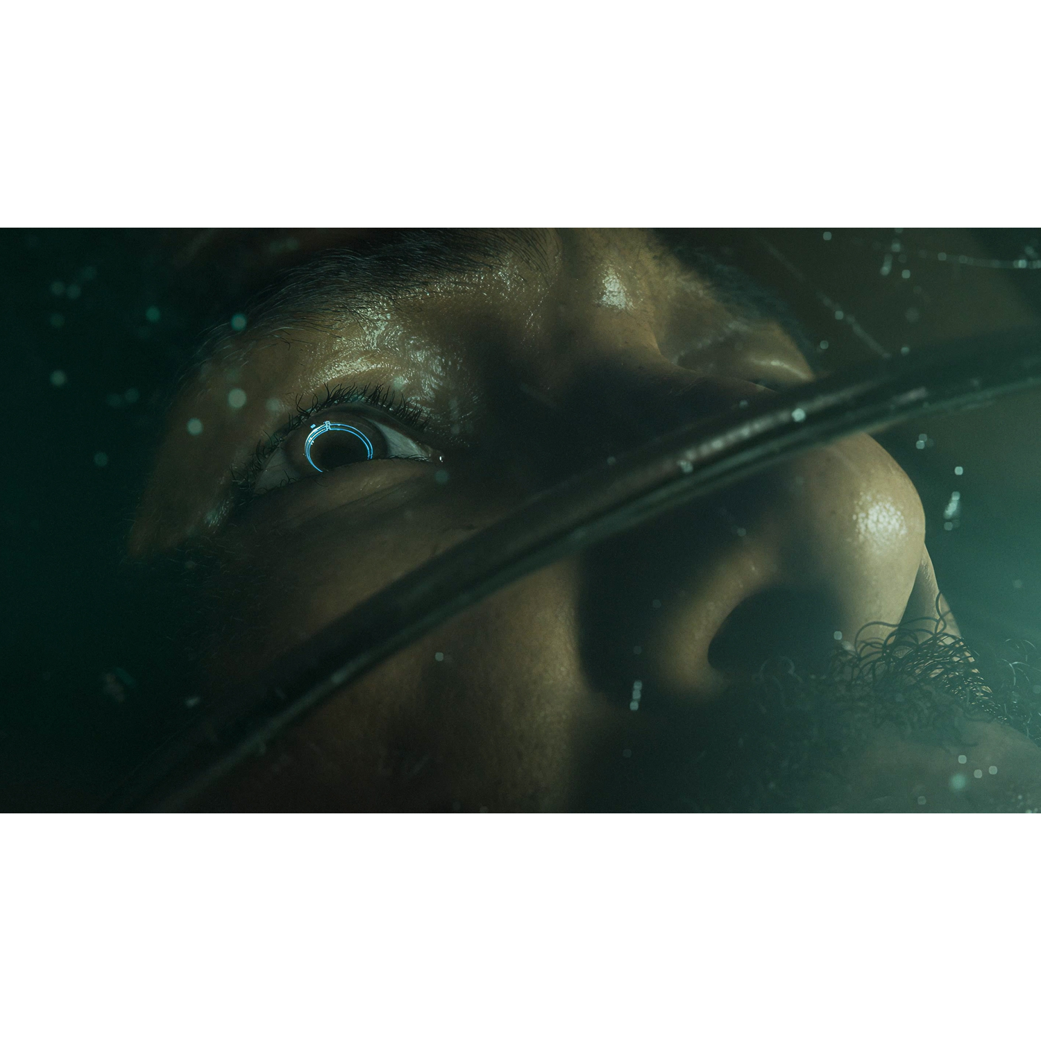 Close-up van een oog met een blauwe ring, door glas of water gezien.