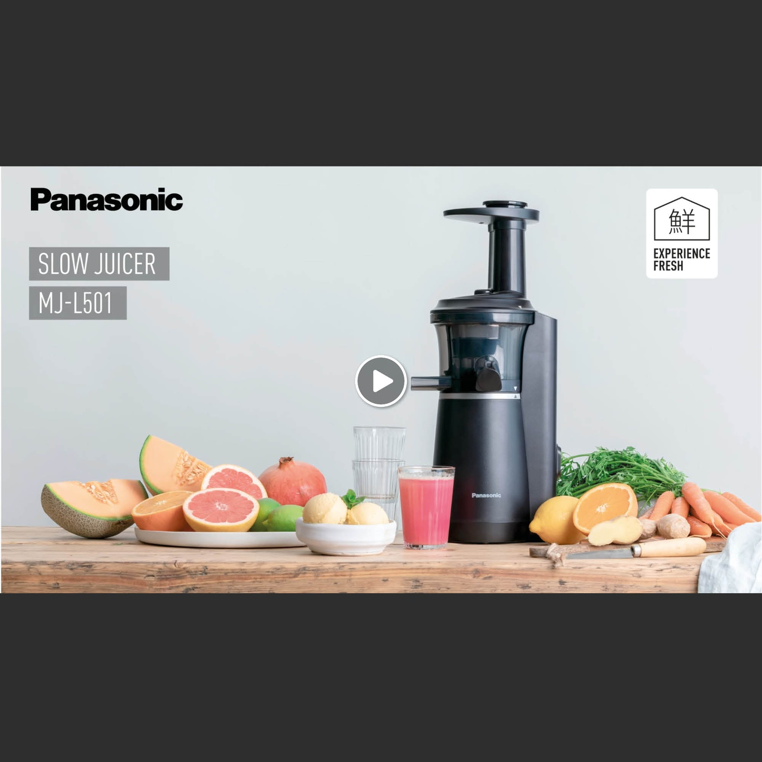 Centrifuga lenta Panasonic MJ-L501 con frutta e verdura.