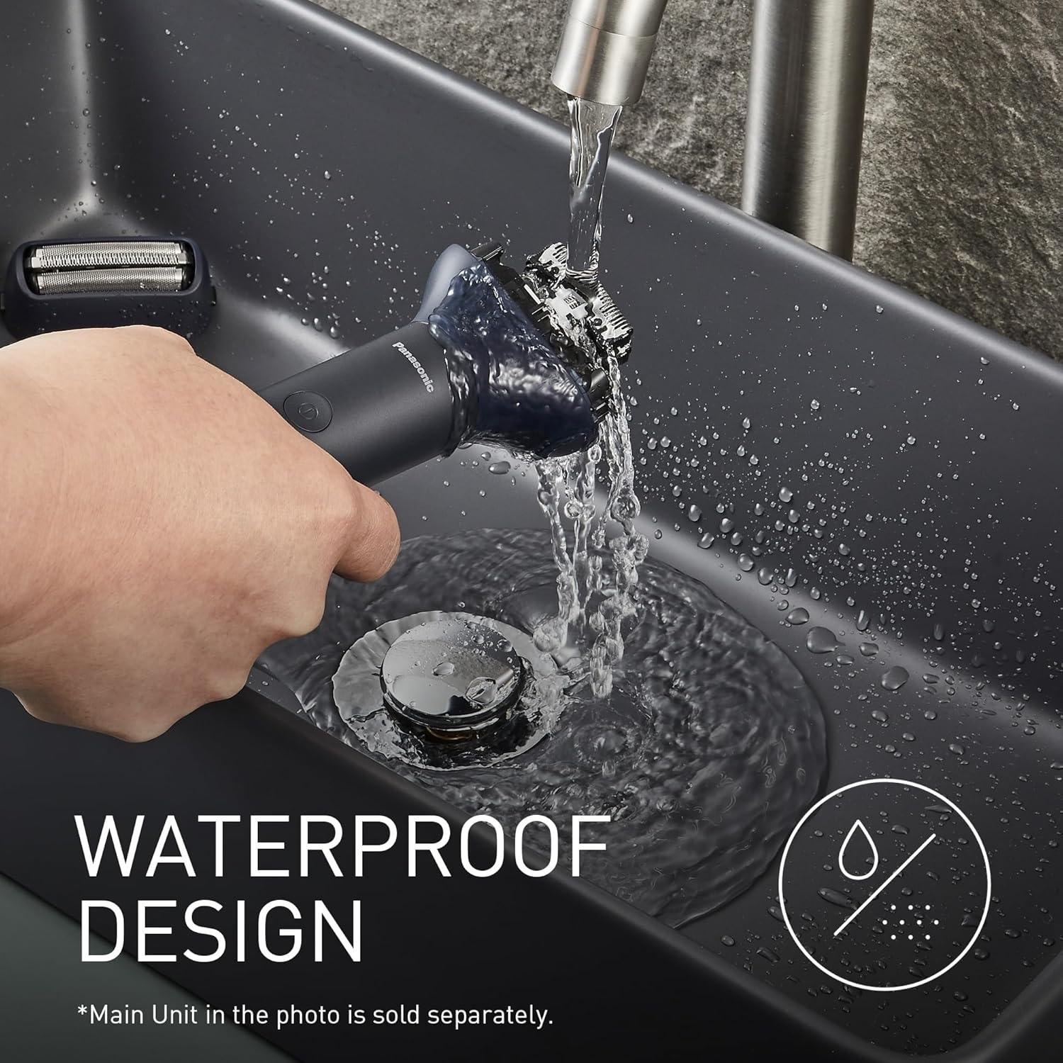 Un rifinitore Panasonic viene sciacquato sotto l'acqua corrente in un lavandino.