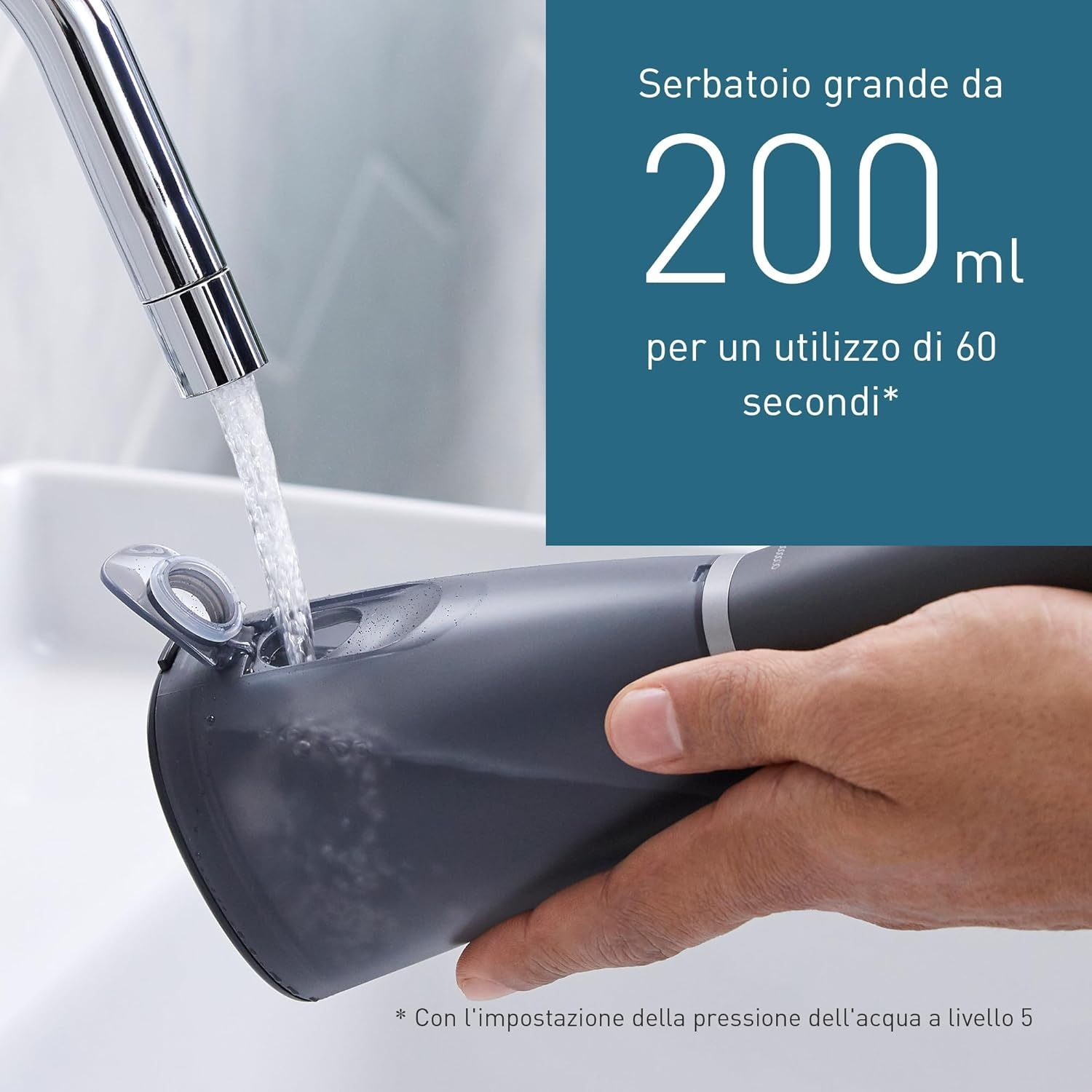Un rubinetto riempie un contenitore scuro con acqua.