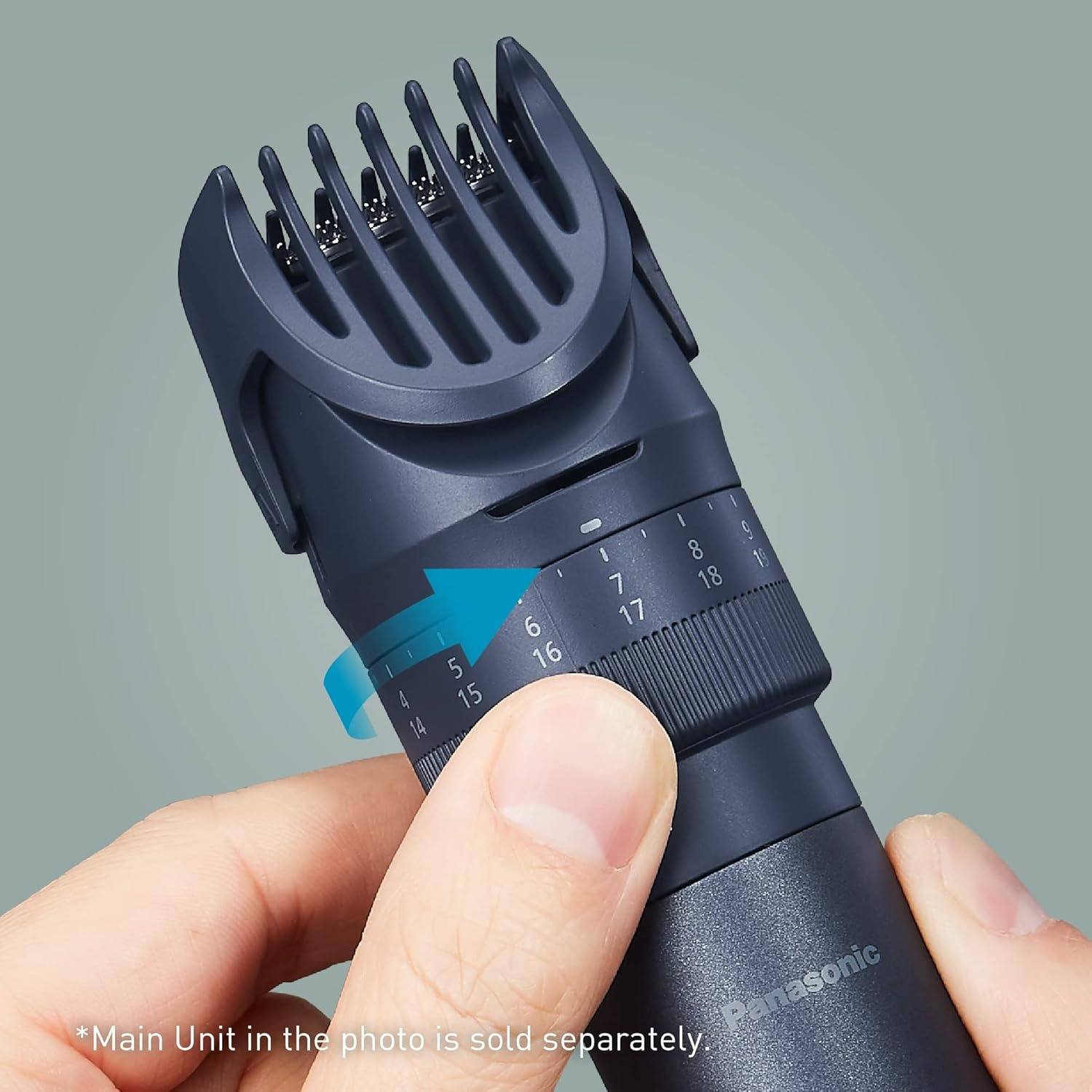 Una mano regola l'accessorio pettine su un rifinitore grigio scuro, con numeri 4-19.