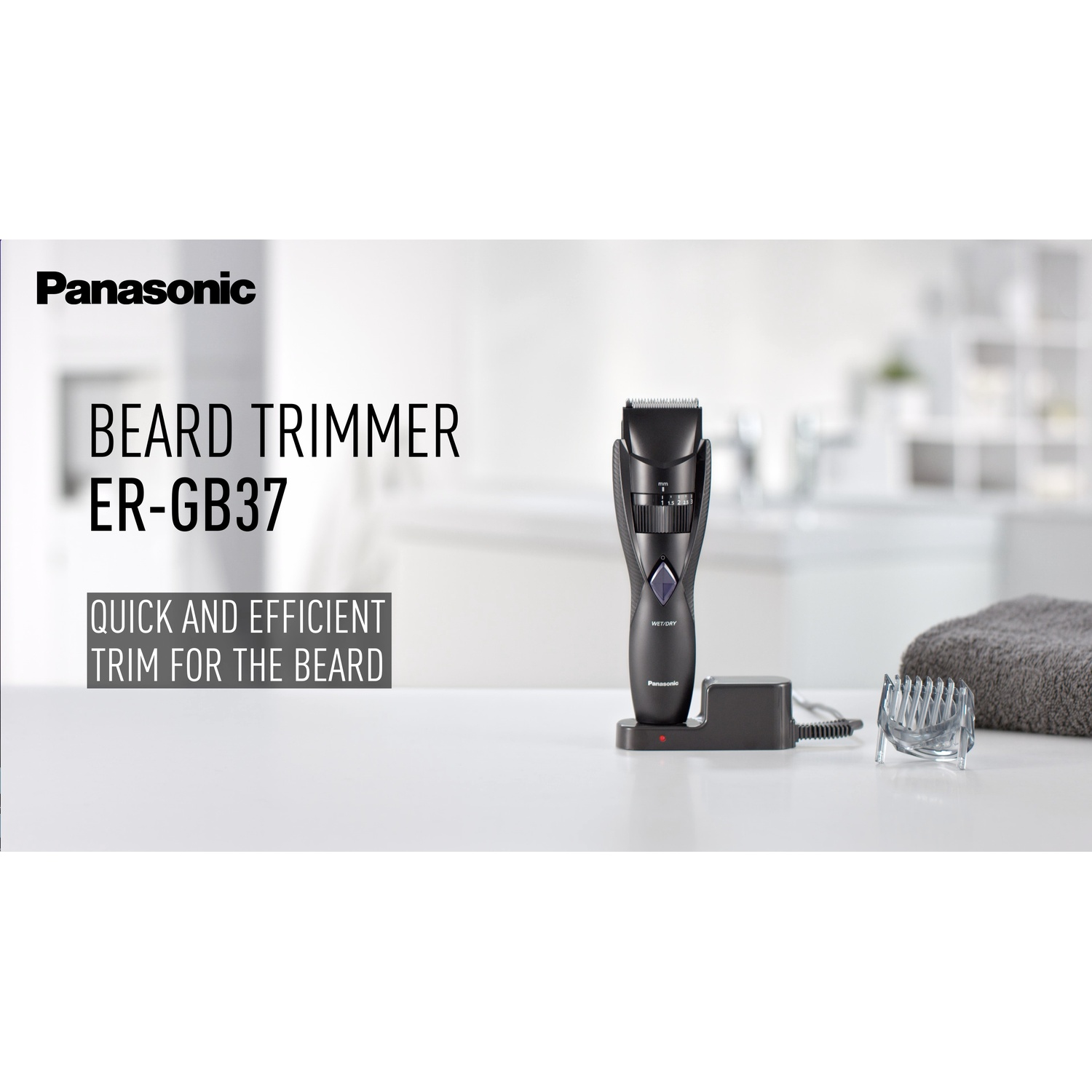 Regolabarba Panasonic ER-GB37 con base di ricarica, manuale e asciugamano.