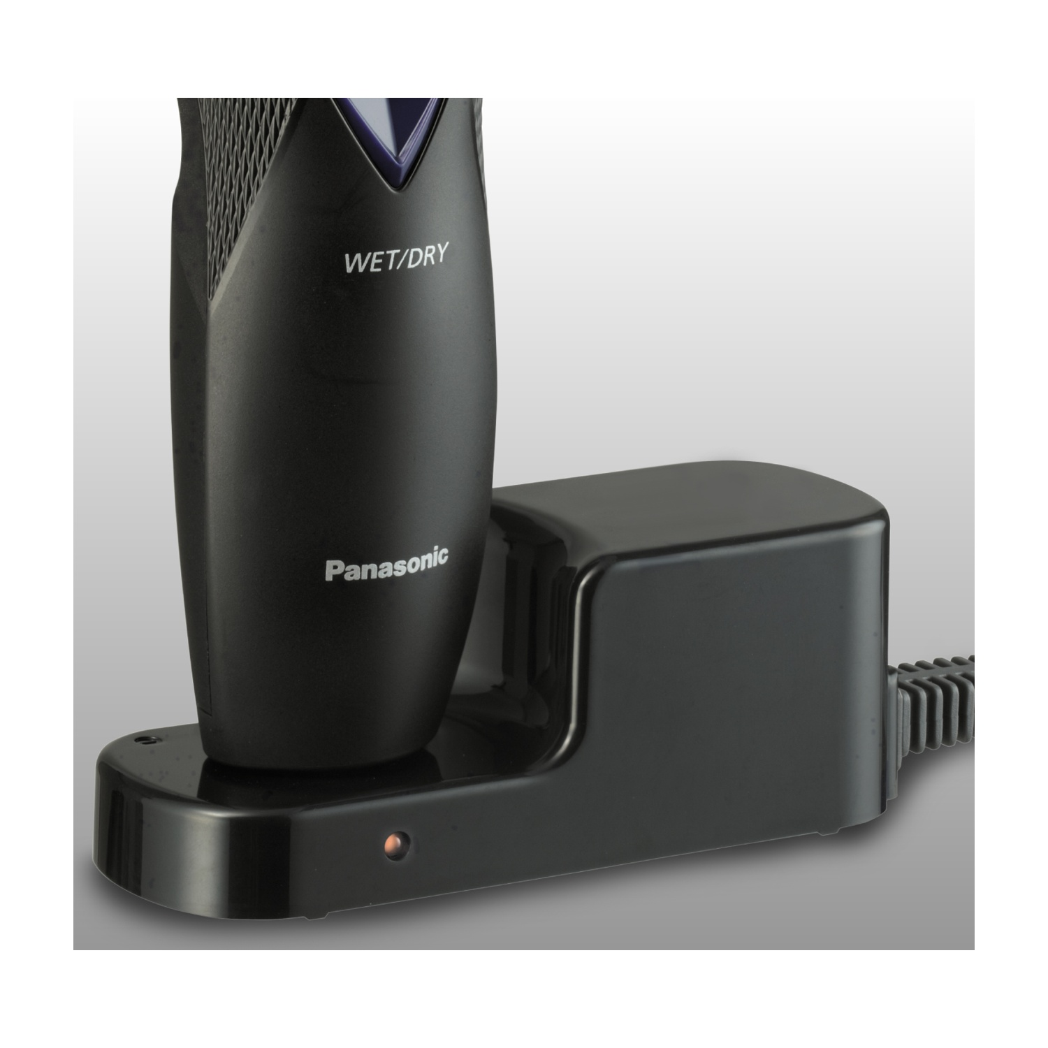 Rasoio Panasonic nero su base di ricarica con spia rossa.