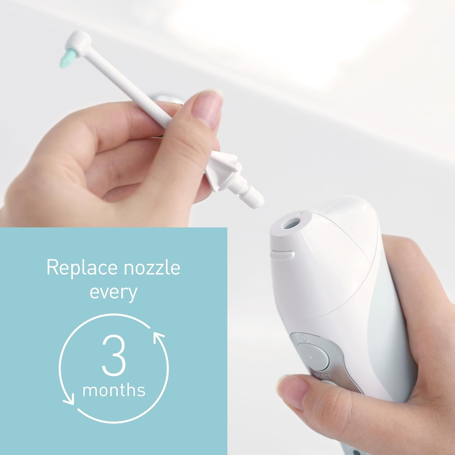 Un ugello bianco per la cura orale viene inserito in un dispositivo bianco.
