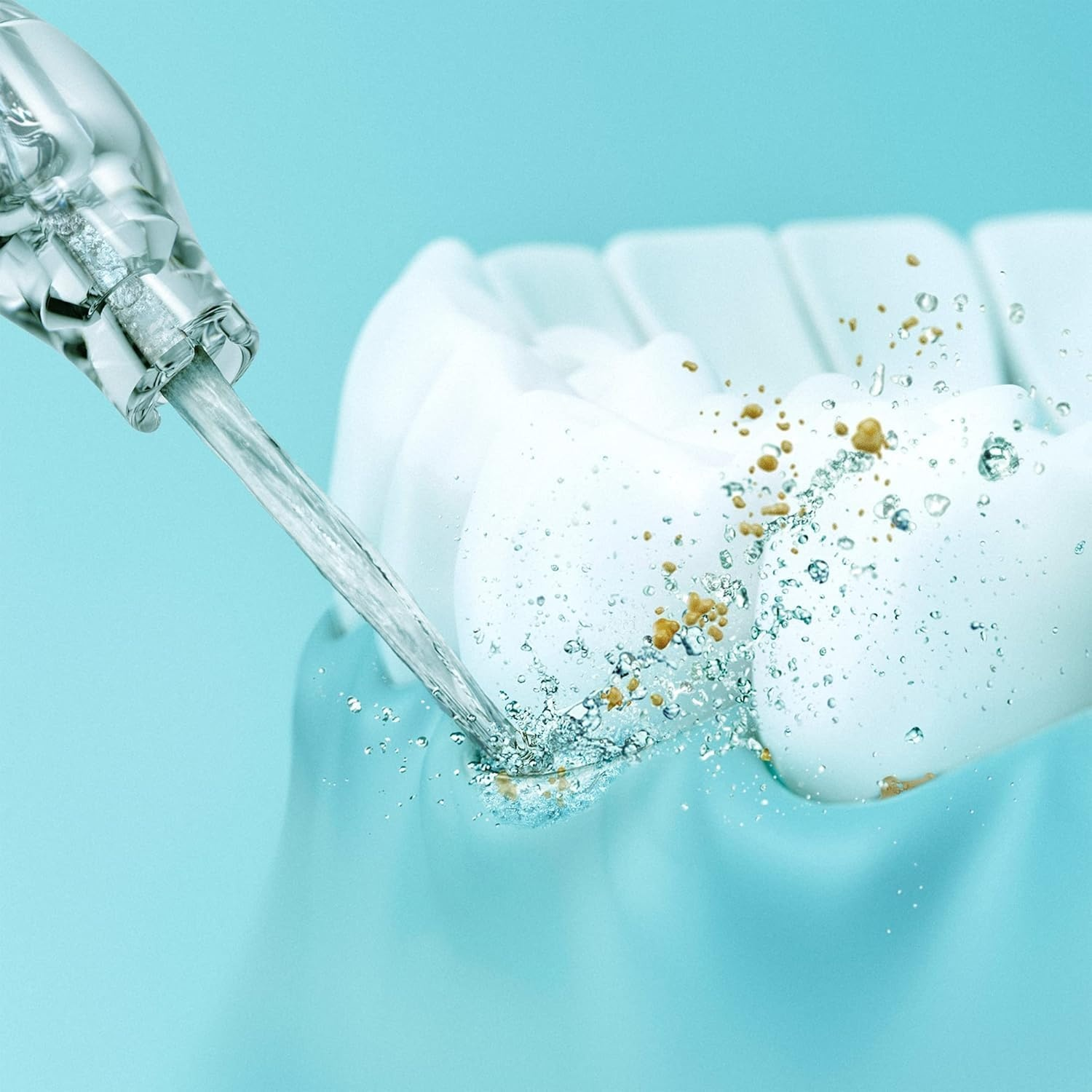 Getto d'acqua pulisce depositi sui denti su sfondo blu.