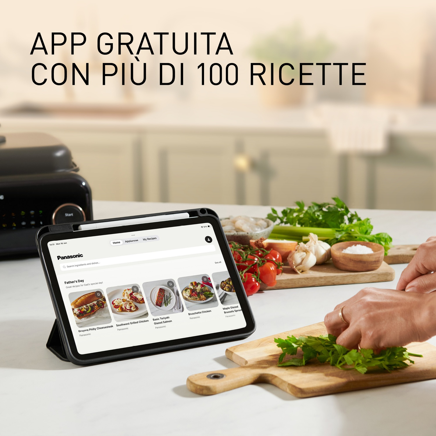 Tablet mostra app ricette con cibo, verdure e mani che tagliano prezzemolo.
