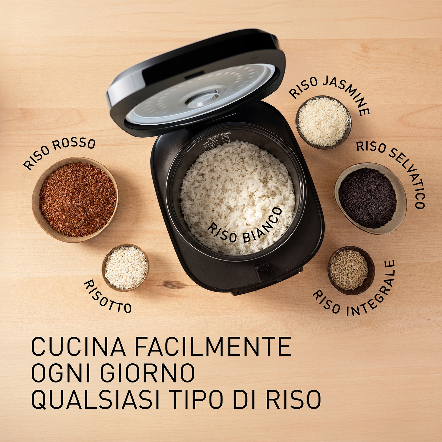 Una pentola per riso aperta con vari tipi di riso in ciotole.