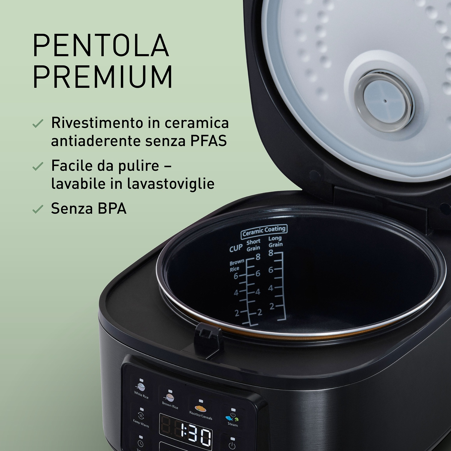 Una pentola per riso nera con coperchio aperto. L'interno mostra segni di misurazione.