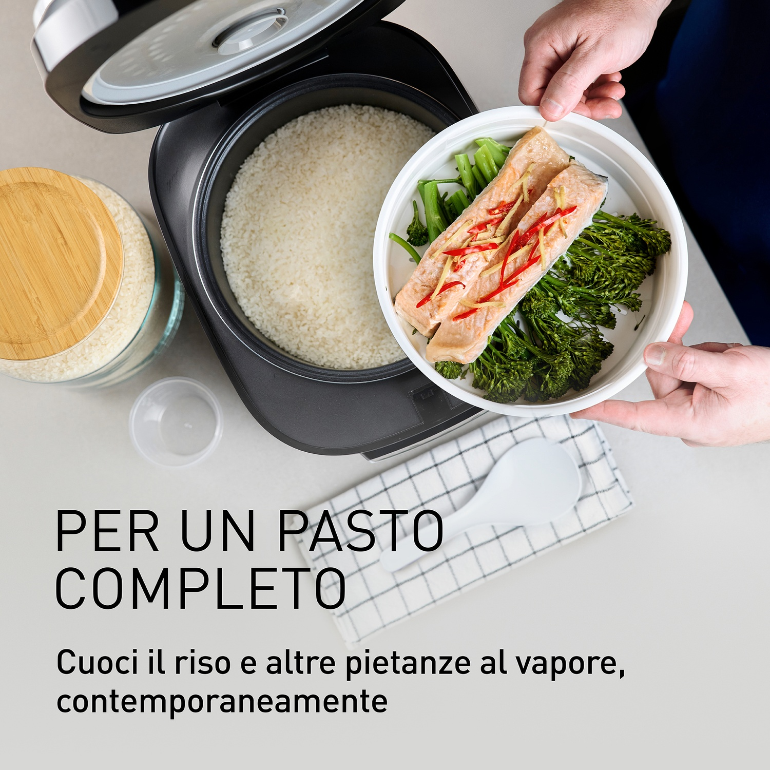 Cuoci riso con riso, salmone e broccoli al vapore.
