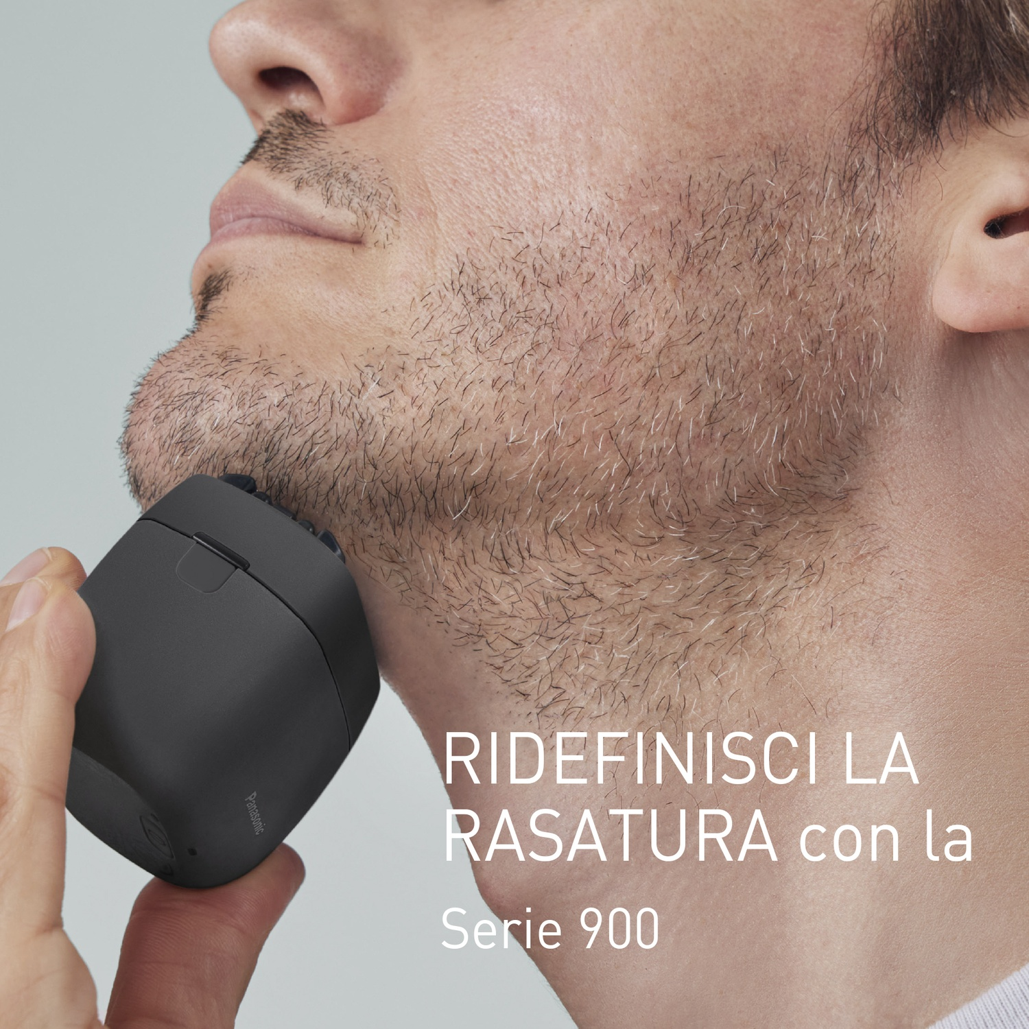Un uomo si rade il viso con un rifinitore Panasonic nero. Primo piano del viso.