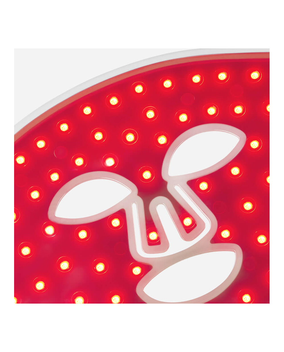 Una mascarilla facial LED roja con recortes para ojos, nariz y boca.