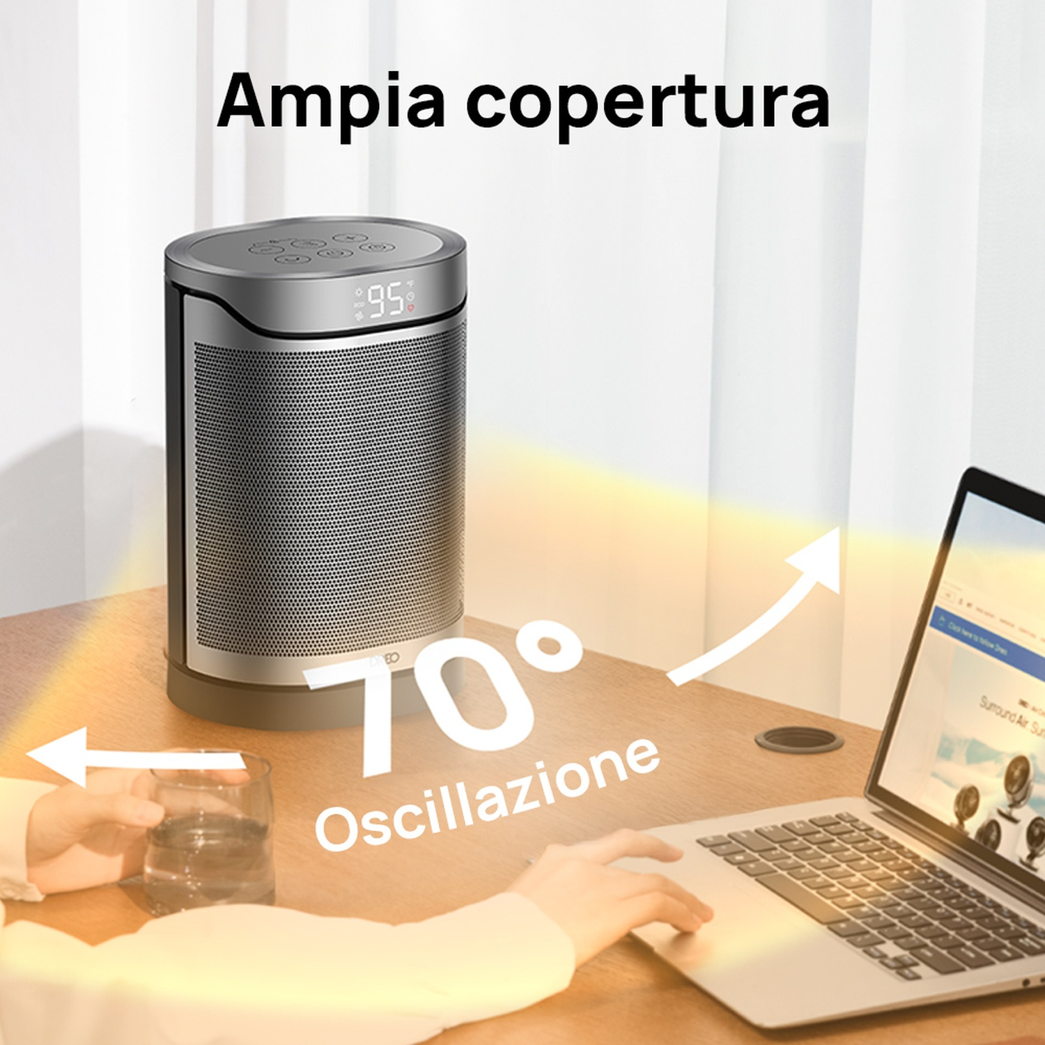 Un termoventilatore con oscillazione a 70° accanto a un laptop e un bicchiere d'acqua.