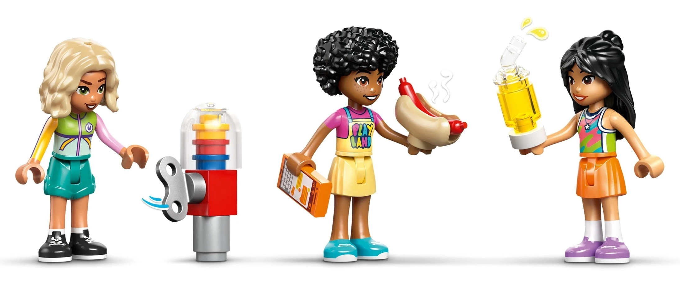Trzy przyjaciółki Lego z hot dogiem, napojem i zabawką.